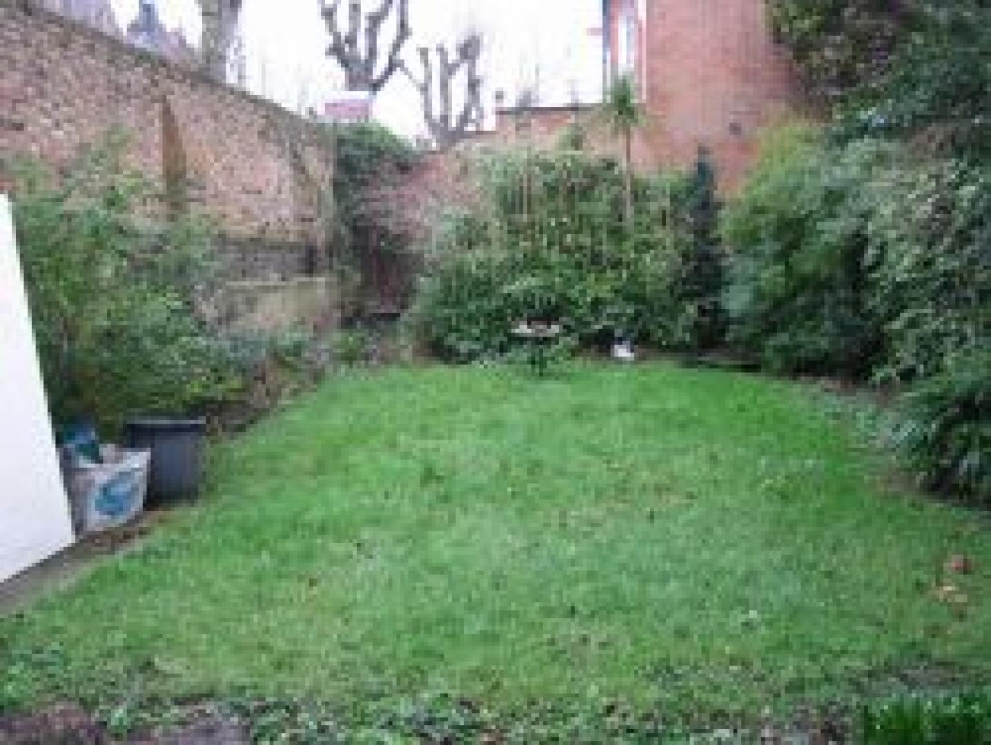 			2 Bedroom, 1 bath, 1 reception Flat			 Brondesbury Road, QUEENS PARK NW6